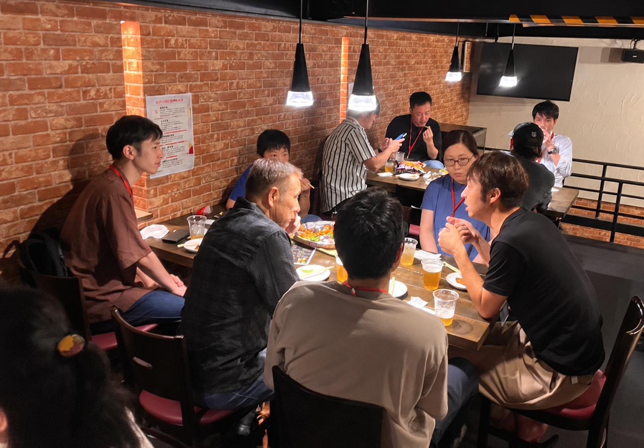 地域の交流会で会話する参加者